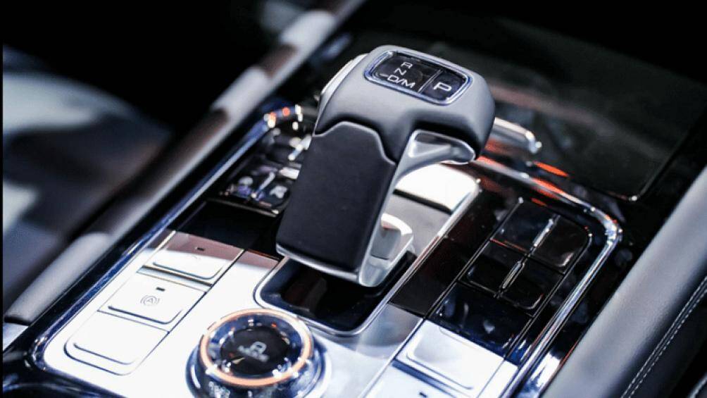 Thêm vào đó là vô lăng bọc da, tích hợp phím chức năng, bảng đồng hồ kỹ thuật số và màn hình cảm ứng trung tâm cỡ lớn, đặt nổi trên mặt táp-lô