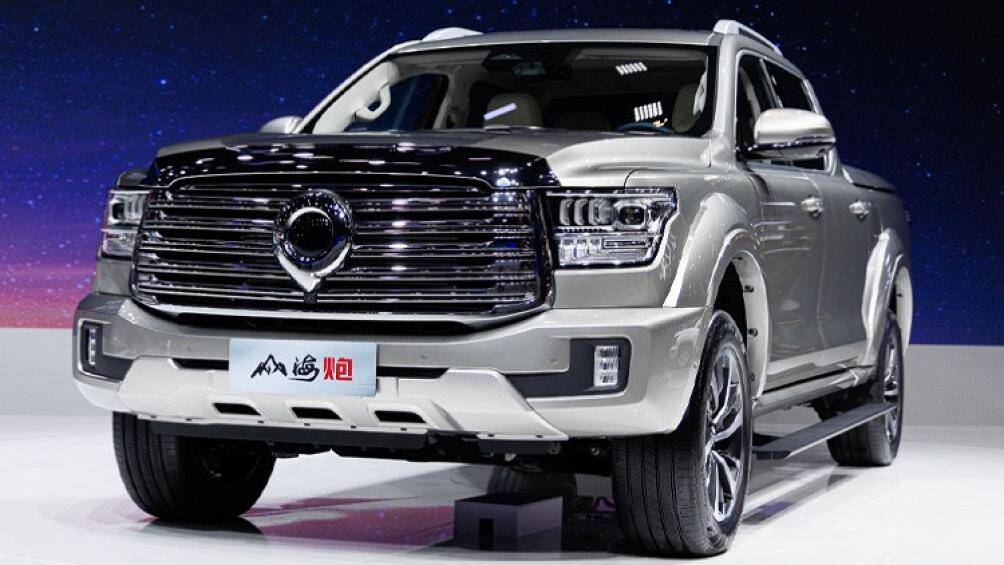 Mẫu xe bán tải Trung Quốc được trang bị lưới tản nhiệt cỡ lớn với những nan mạ crôm nằm ngang, giữa lưới tản nhiệt là logo hình nòng pháo đặc trưng