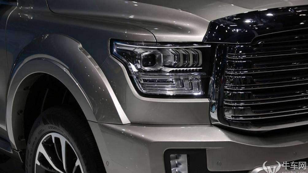 Tiếp đến là cản trước thể thao và hầm hố, tích hợp cụm đèn sương mù nằm dọc. Ngoài ra, cản trước còn đi kèm tấm ốp gầm màu bạc