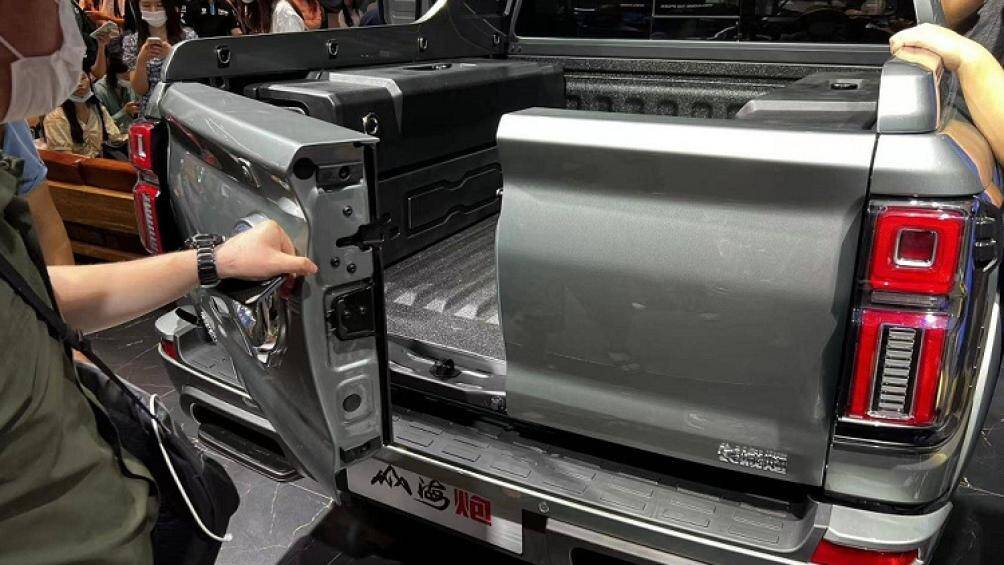 Mẫu xe Trung Quốc này còn được trang bị cửa thùng hàng có thể tách làm đôi để mở sang hai bên