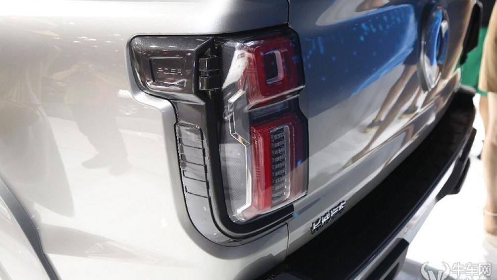 Thứ hai là động cơ diesel 4 xi-lanh, tăng áp, dung tích 2.4L với công suất tối đa 183 mã lực