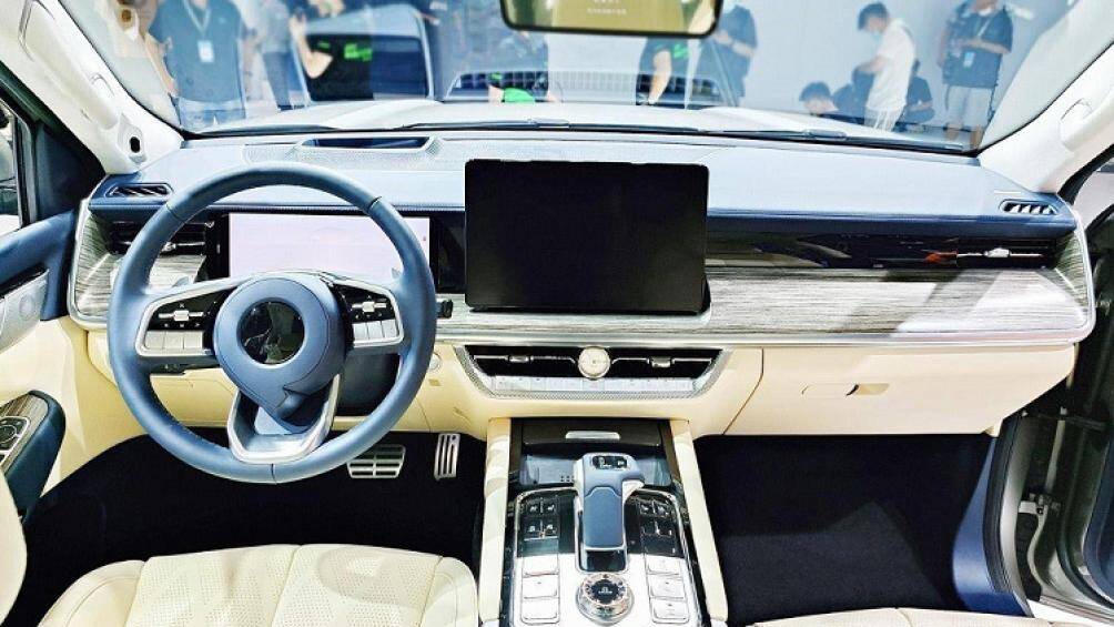 Bên trong xe là nội thất bọc da phối 2 màu tương phản và mặt táp-lô thẳng. Cả mặt táp-lô và bệ tì tay trên tappi cửa đều được ốp gỗ