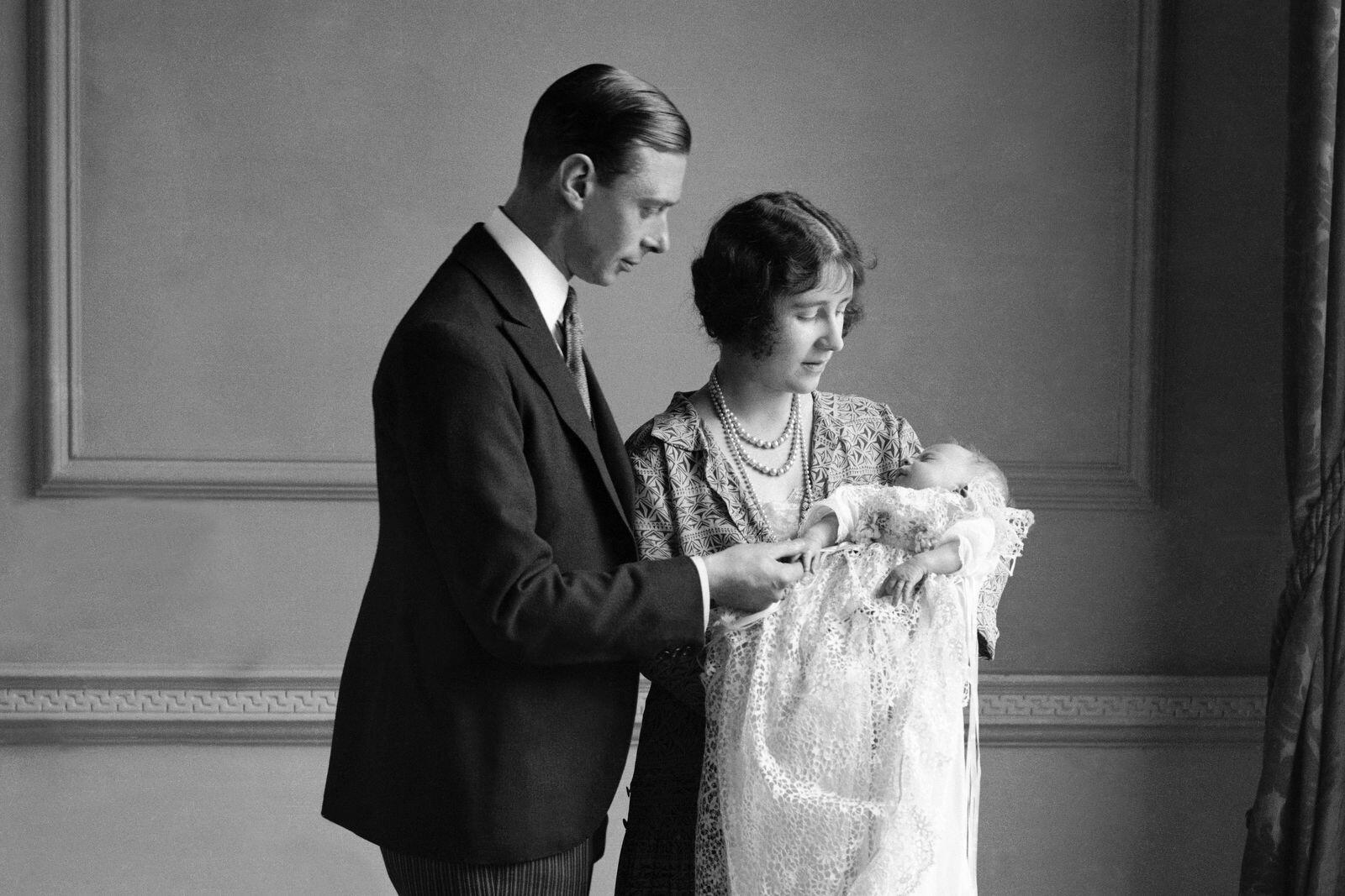 Nữ hoàng Elizabeth II (tên khai sinh là Elizabeth Alexandra Mary Windsor) sinh ngày 21/4/1926 tại London, Anh. Bà là con gái đầu lòng của Thái tử Albert và Công nương Elizabeth Bowes-Lyon.