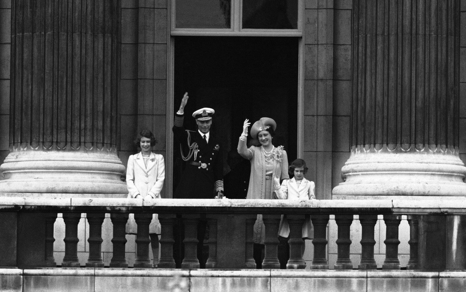 Năm 1936, Thái tử Albert đăng cơ, lấy hiệu là Vua George VI sau khi Hoàng huynh Edward VIII tuyên bố thoái vị để có thể kết hôn với một phụ nữ đã ly hôn người Mỹ. Công chúa Elizabeth trở thành người kế vị ngai vàng tương lai.