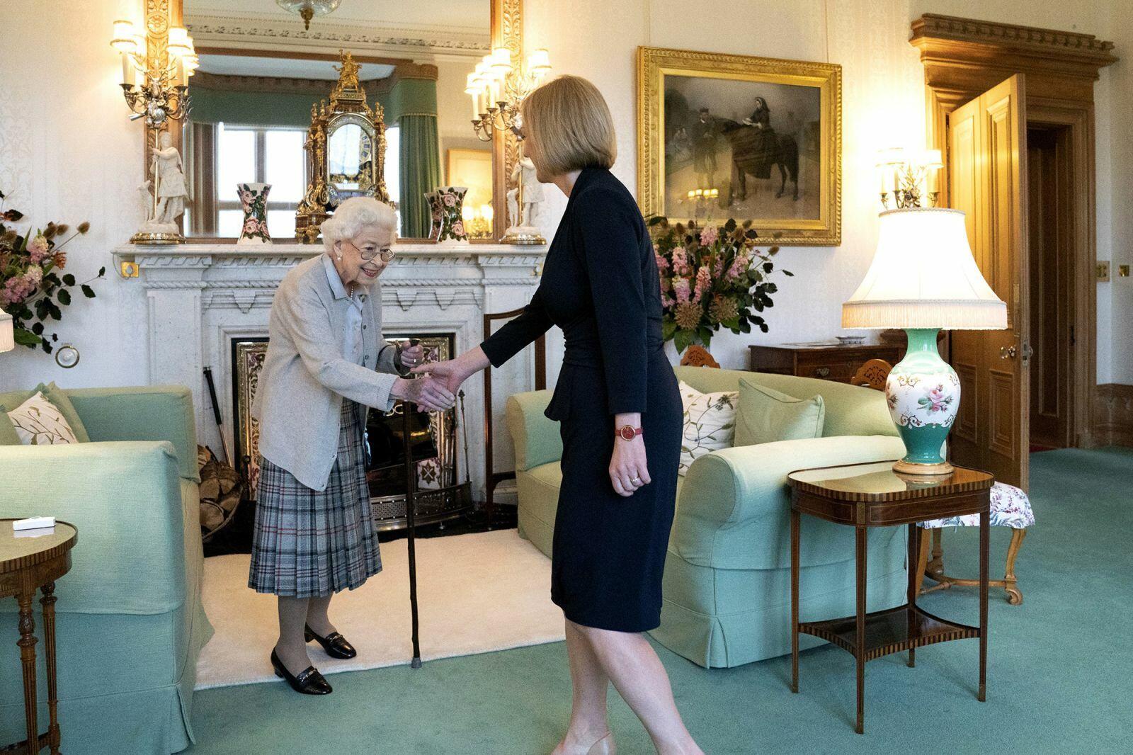 Ngày 6/9/2022, do gặp vấn đề về sức khỏe và đi lại, Nữ hoàng Elizabeth bổ nhiệm bà Liz Truss làm Thủ tướng Anh tại lâu đài Balmoral, Scotland thay vì tại Cung điện Buckingham như thông lệ. Trong thời gian Nữ hoàng Elizabeth tại vị, nước Anh đã trải qua 15 đời Thủ tướng từ thời cựu Thủ tướng Winston Churchill cho tới Thủ tướng đương nhiệm Liz Truss.
