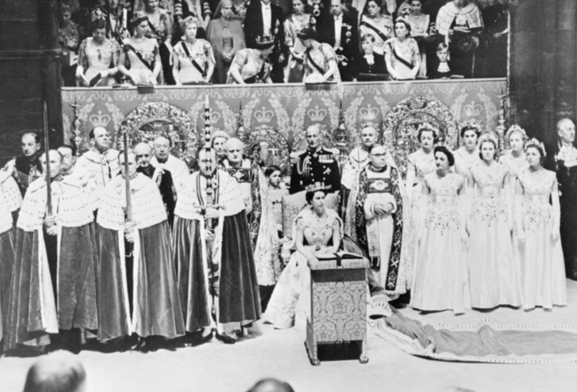 Nữ hoàng Elizabeth đăng quang vào tháng 2/1952 sau khi Vua George VI qua đời vì ung thư phổi, hưởng thọ 56 tuổi.