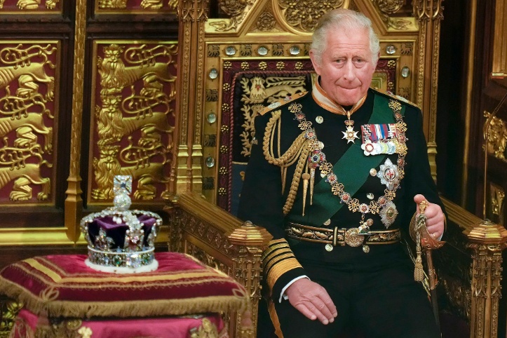 Chữ ký của Thái tử Charles cũng sẽ thay đổi. Trước đây, chữ ký chỉ đơn giản là 'Charles', nhưng bây giờ nó sẽ có chữ R bổ sung ở cuối. Với tư cách là Vua, ông cũng sẽ cần một lá cờ cá nhân mới.