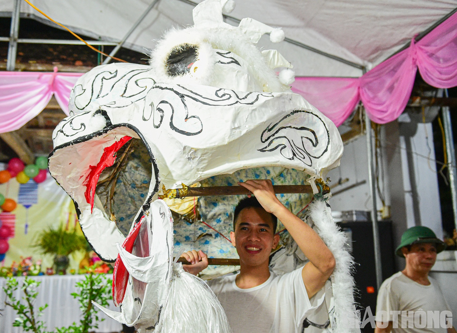 18h ngày 10/9 (15/8 Âm lịch), các thành viên của đội múa sư tử xóm 45, xã Hát Môn (huyện Phúc Thọ, Hà Nội) đang tất bật chuẩn bị những khâu cuối cùng cho đêm Trung thu.