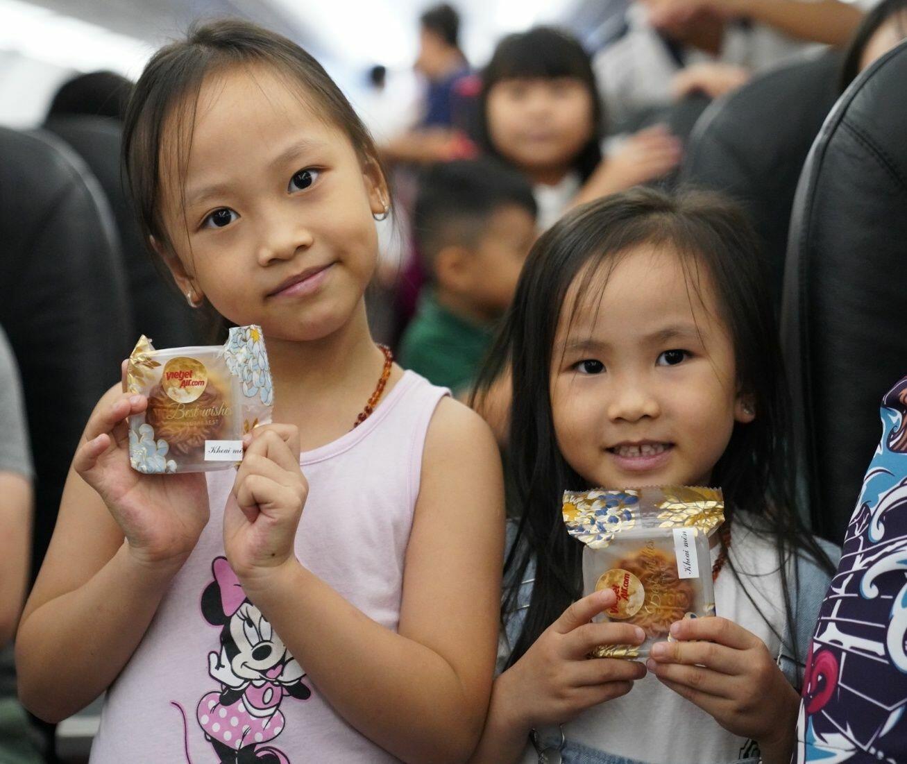 2 em nhỏ thích thú với chiếc bánh trung thu đặc biệt từ Vietjet,