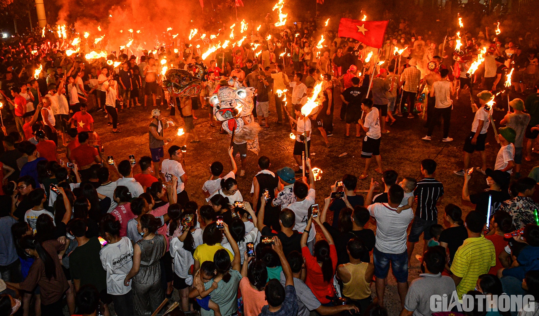 Mỗi đội sẽ có một đoàn múa sư tử và những người rước đuốc riêng. Sau khi vòng quanh xóm làng, tất cả cùng hội ngộ phía trước cổng Phủ thờ Quận công Nguyễn Ngọc Trì.