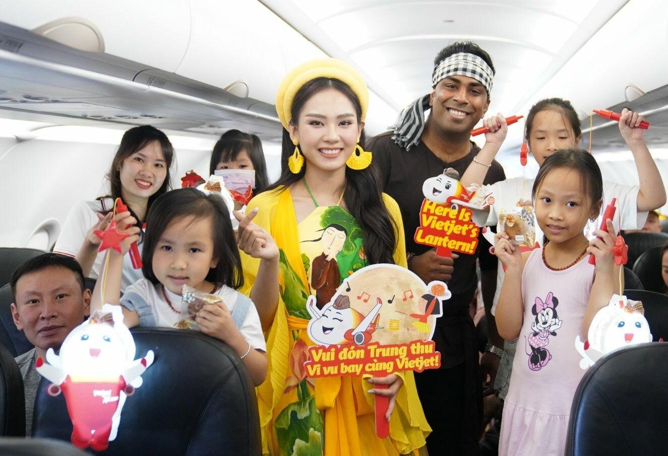 Bên cạnh đó, khách hàng bay Vietjet còn có cơ hội được thưởng thức nhiều món ăn nóng, tươi ngon, đậm đà hương vị đặc trưng của khắp vùng miền Việt Nam như bánh chưng, bánh mì, phở, xôi khúc, xôi mặn hay những món ăn mang hương vị nổi danh toàn cầu từ Thái Lan, Singapore, Malaysia, Trung Quốc, Ấn Độ, Italia... và tận hưởng nhiều sản phẩm, dịch vụ tiện ích cho những hành trình bay tốt đẹp, cùng các chương trình văn hóa nghệ thuật đặc sắc ngay trên chuyến bay.