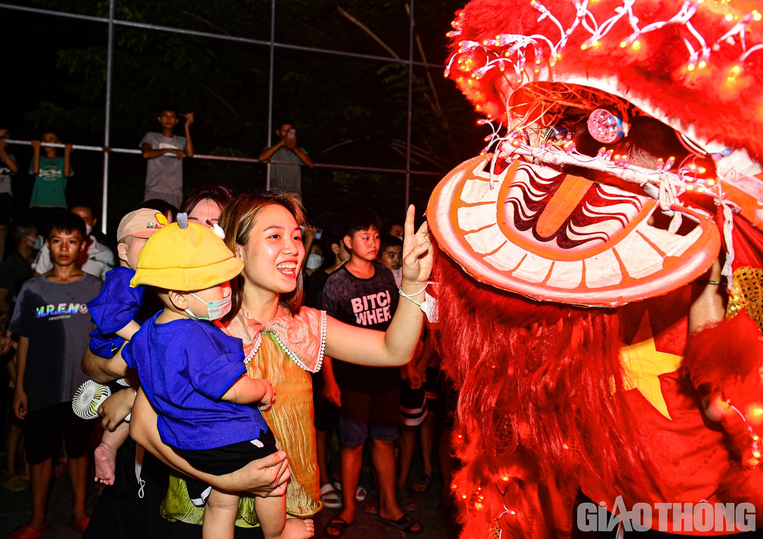 Nhiều gia đình hào hứng chụp hình cạnh đầu sư tử sau khi các đội múa hoàn thành màn biểu diễn.