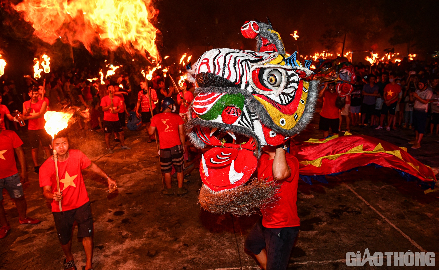Các thanh niên tham gia đội múa, phun lửa và đốt đuốc đều phải đủ sức khỏe, vững kỹ thuật để đảm bảo an toàn. Bên cạnh đó, những màn múa đều phải tuân thủ theo hương ước của làng.