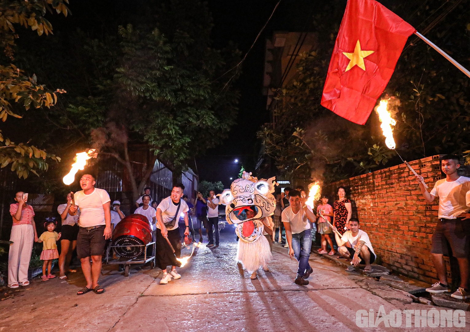 Ngay từ nhỏ đã theo chân đoàn múa sư tử, anh Kim Vinh (xóm 45) cho biết, ở xã Hát Môn có tất cả 10 thôn, mỗi thôn có thể có 3-4 đầu sư tử tham gia biểu diễn vào ngày rằm Trung thu. Ngoài ra, dân làng tin rằng, những ngọn đuốc được thắp lên nhằm xua đuổi tà ma, quỷ dữ. Đồng thời, ngọn lửa là biểu trưng cho sức sống mãnh liệt, luôn tuôn trào trong mỗi người.