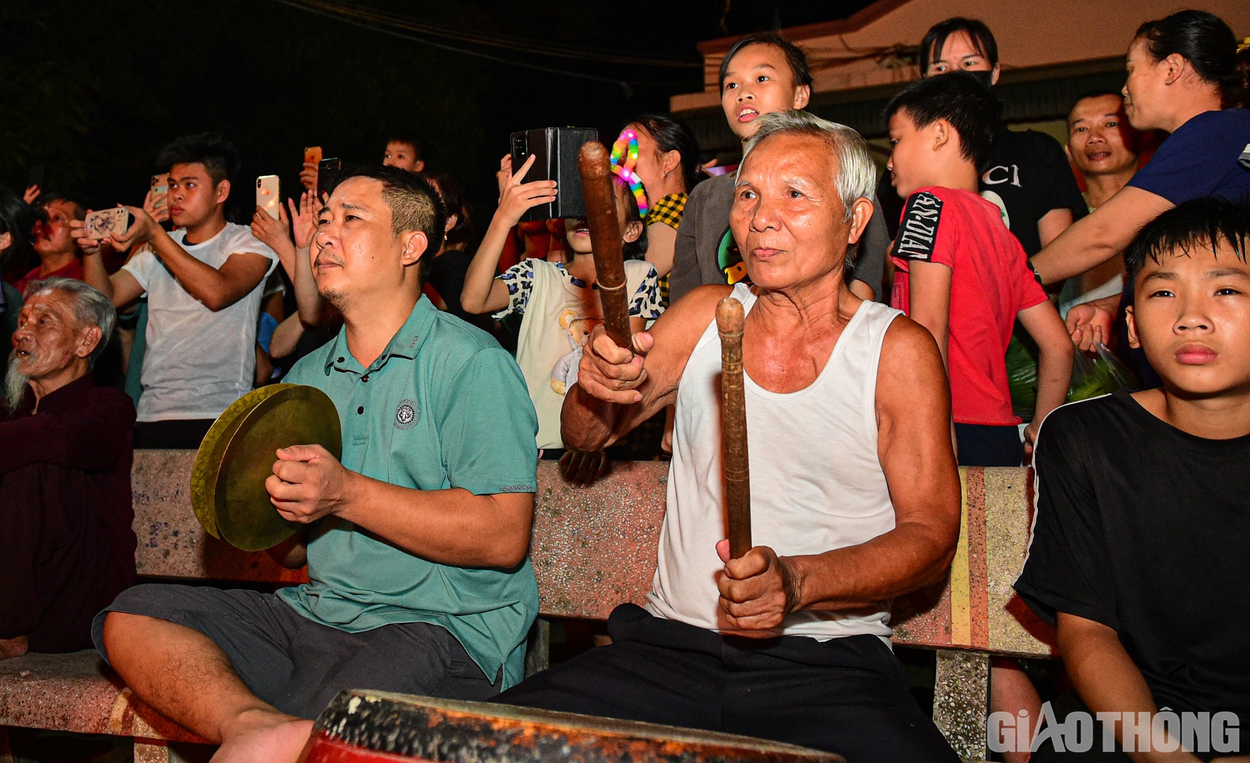 Hòa giữa những tiếng reo hò của thanh niên cầm đuốc, phun lửa là những tiếng trống cổ vũ dồn dập của người dân.