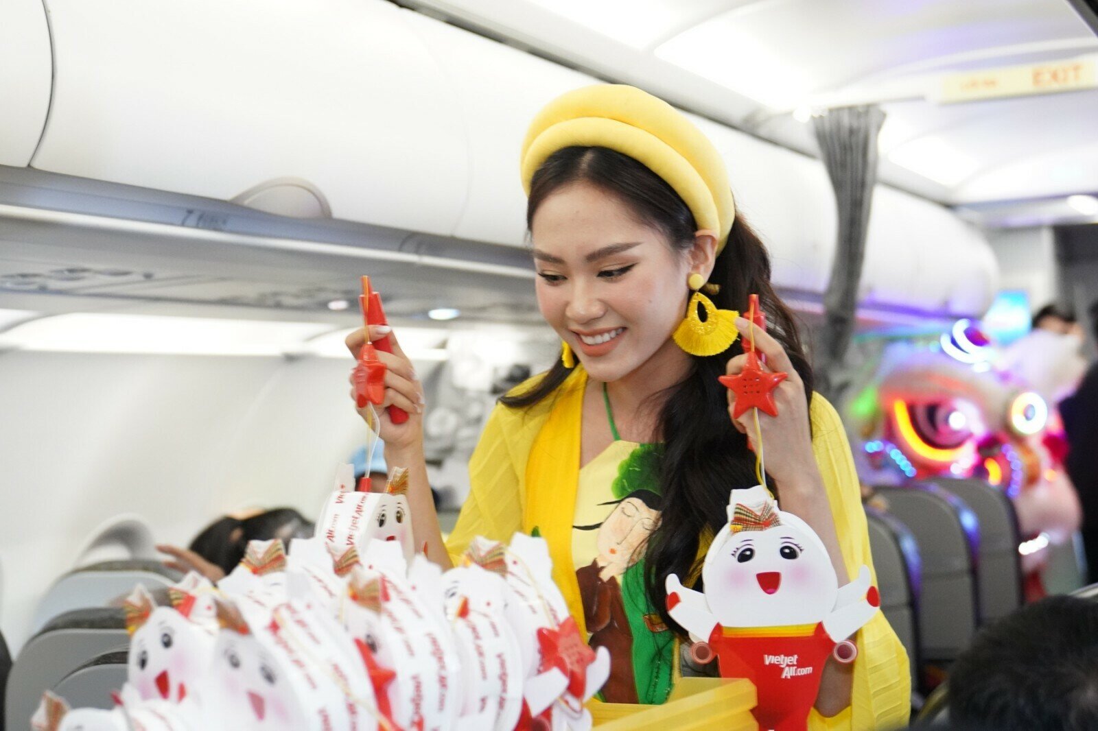 Các khách hàng nhỏ tuổi được tặng những chiếc lồng đèn Amy để cùng vui Trung thu, cùng nhau rước đèn trong không khí tưng bừng của ngày Tết đặc biệt này.
