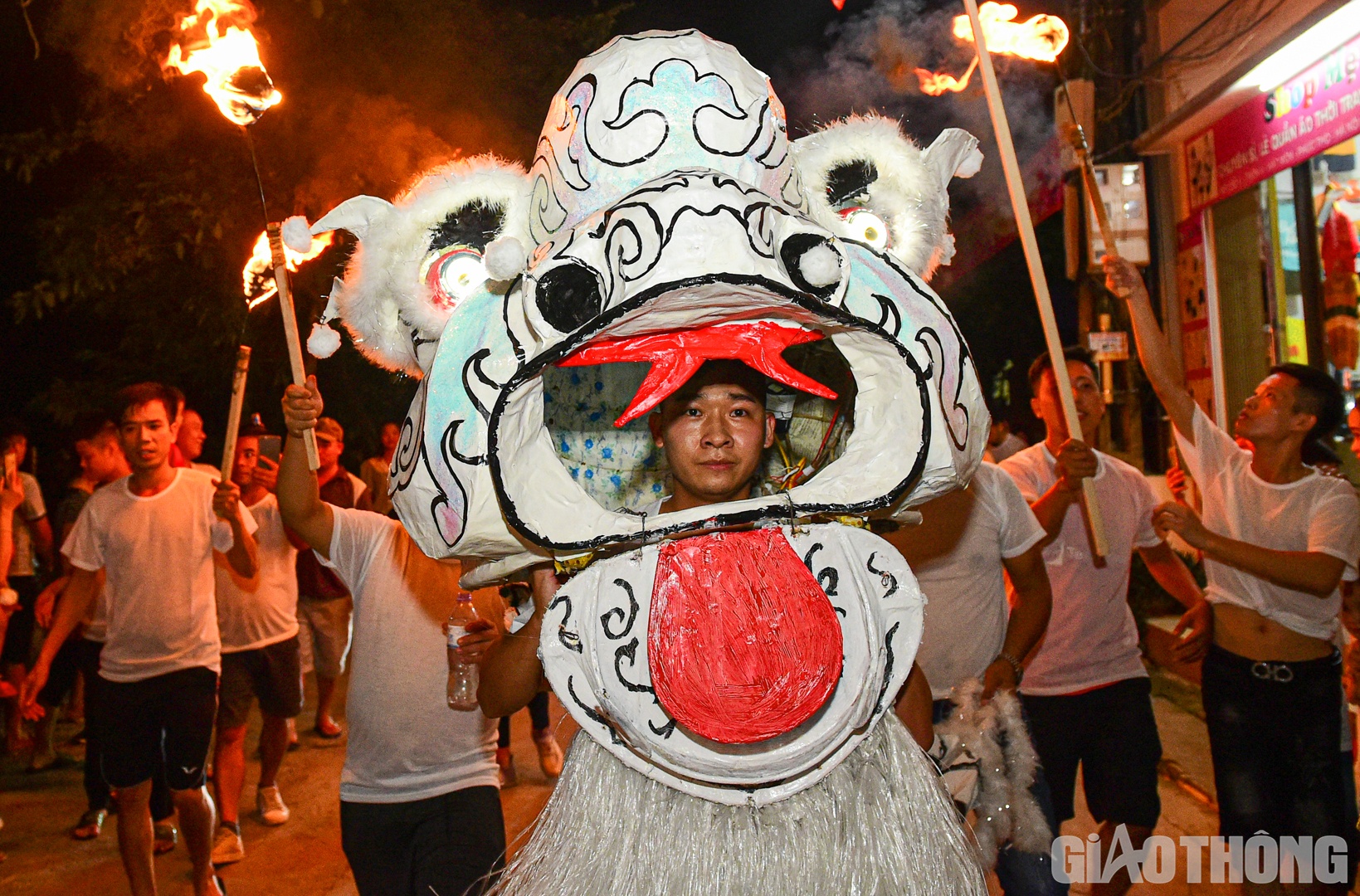 Còn với anh Trần Quang Vinh, thành viên đội múa sư tử cho hay: "Để làm ra các chiếc đầu sư tử này, chúng tôi mất gần 1 tháng từ khi lên ý tưởng cho tới khi hoàn thiện. Có người phụ trách tạo hình, người thì lo các vật liệu làm khung..."