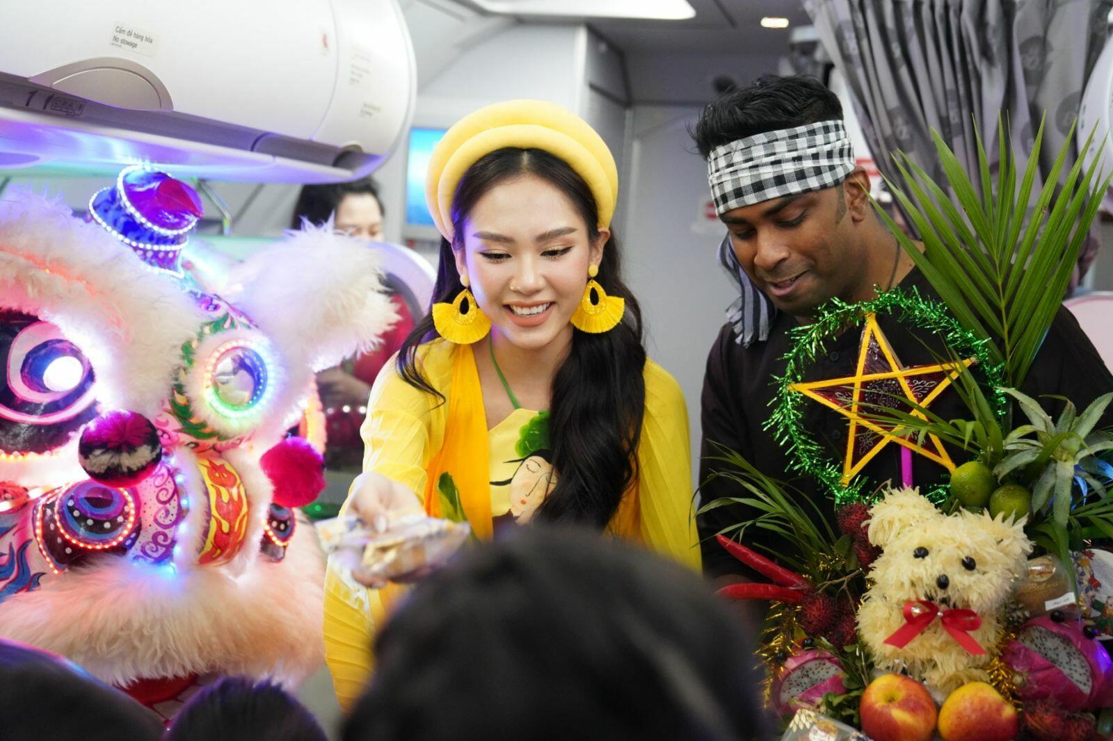 Chị Hằng, chú Cuội và phi hành đoàn Vietjet còn chuẩn bị một mâm ngũ quả, gửi tặng bánh trung thu truyền thống để tất cả cùng nhau “phá cỗ” Trung Thu tưng bừng và gửi những thông điệp ý nghĩa dành tặng khách hàng, cùng lưu lại những khoảnh khắc ấm áp, rộn ràng niềm vui trong bữa tiệc trên tàu bay.