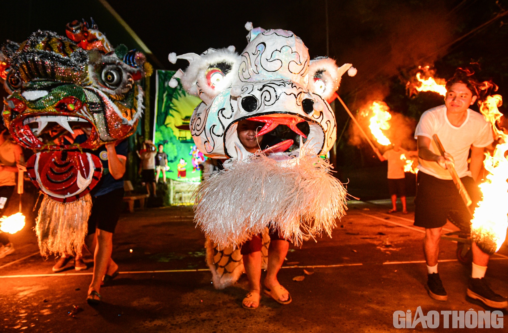 Cũng theo anh Vinh, mỗi đầu sư tử hoàn chỉnh ước tính nặng hơn 10kg. Trong quá trình múa rước, các thành viên sẽ luân phiên nhau biểu diễn.