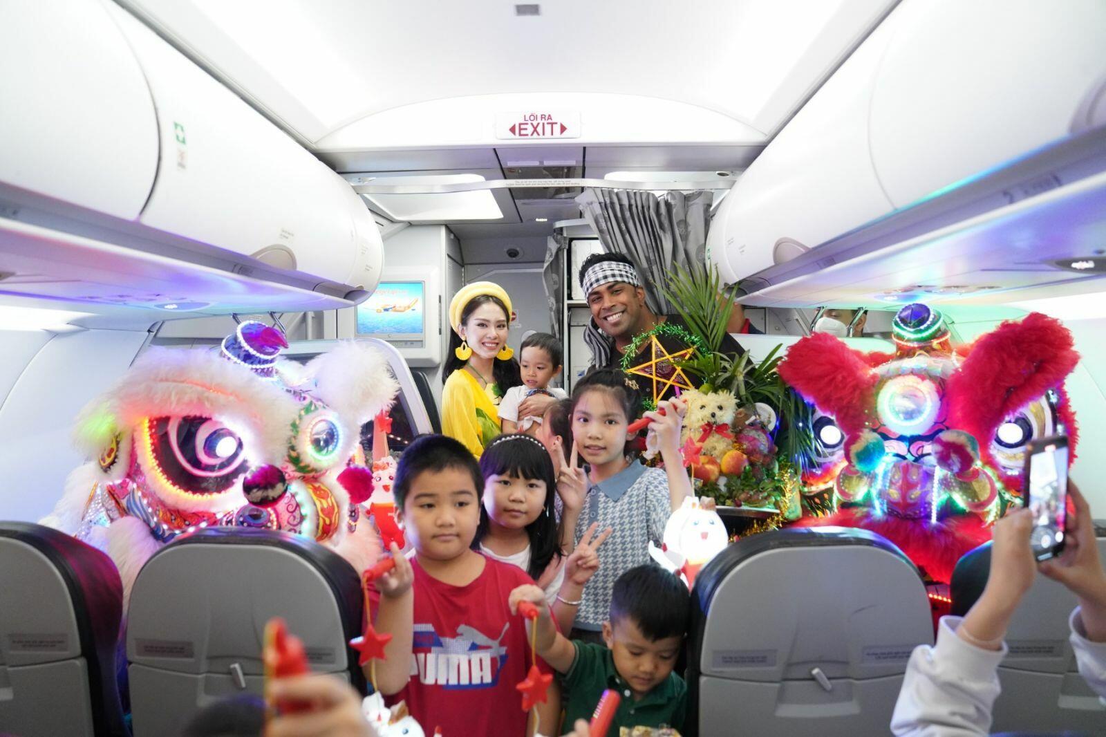 Những nét đặc trưng trong mâm cỗ Trung thu truyền thống Việt Nam đã được tái hiện ngay trên tàu bay Vietjet.