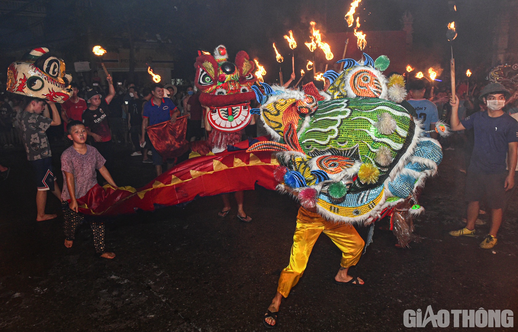 Vào dịp Rằm tháng 8, dù có bận đi làm xa thì cũng không ai bảo ai, tất thảy đều trở về quê để chuẩn bị cho ngày Tết đặc biệt.