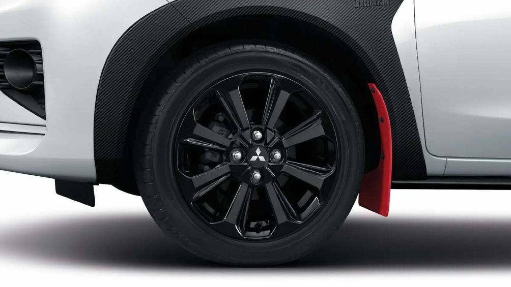 Con số tương ứng của Mitsubishi Mirage 2023 phiên bản sedan là 17.245 USD (396 triệu đồng)