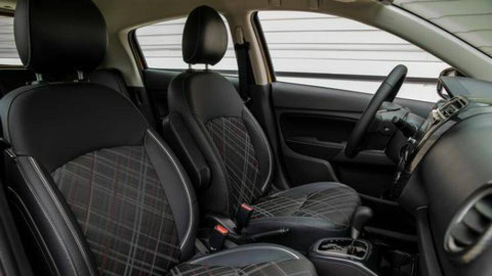 Bên trong Mitsubishi Mirage Ralliart 2023 chỉ có một số thay đổi nhỏ như nội thất phối 2 màu đen - đỏ tương phản và thảm sàn mới