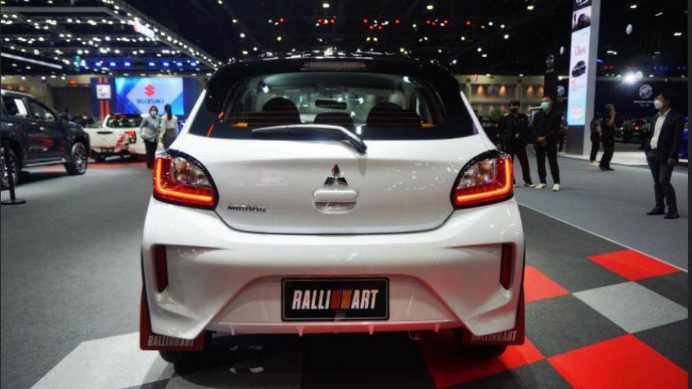 Gói phụ kiện Ralliart giúp xe nổi bật hơn với ốp cua lốp với vân sợi carbon thể thao và chắn bùn màu đỏ sau 4 bánh xe