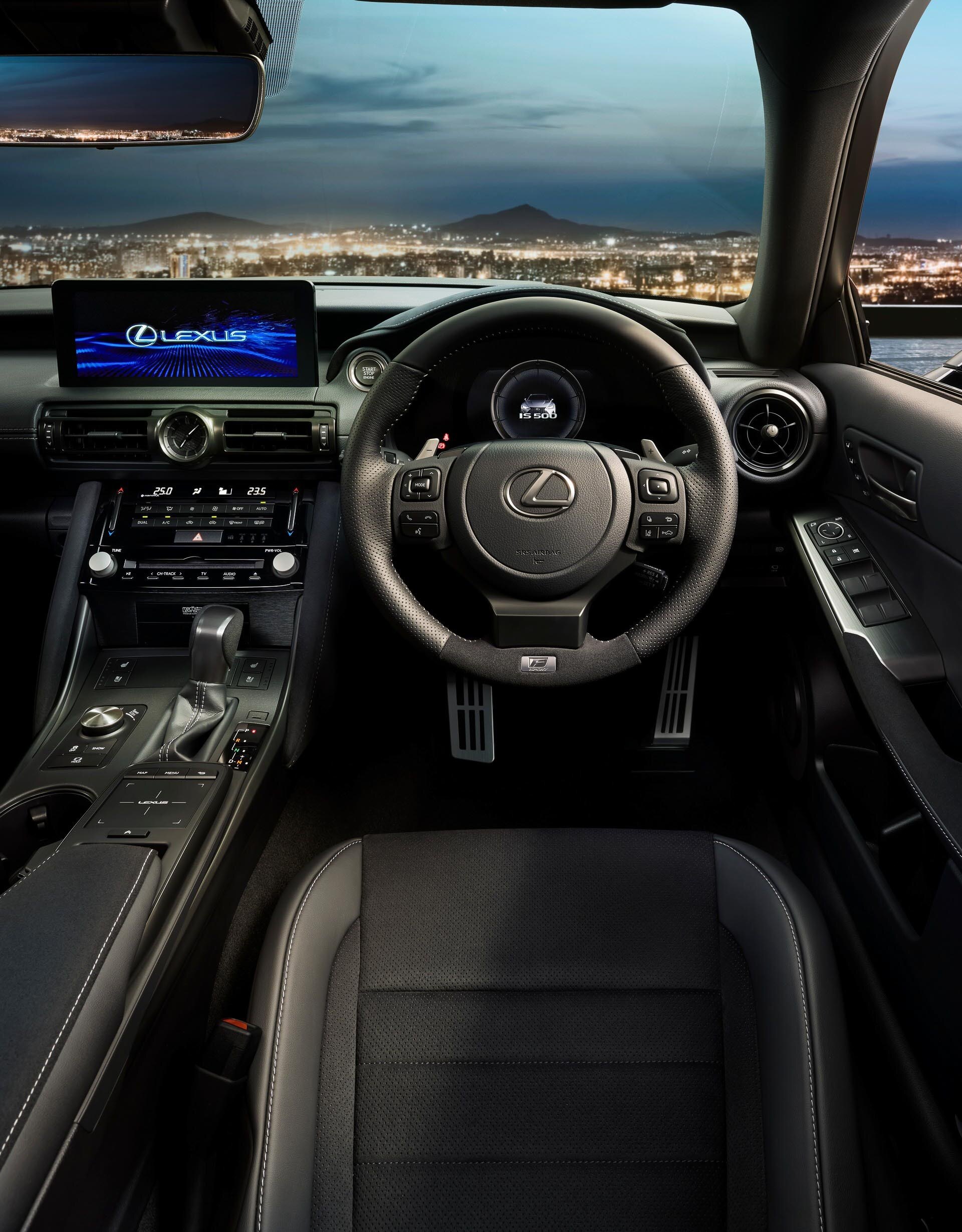 Về nội thất, xe được ốp các tấm ốp thiết kế bằng gỗ, vô lăng da độc đáo, vật liệu Ultrasuede và một tấm bảng đánh dấu đặc biệt