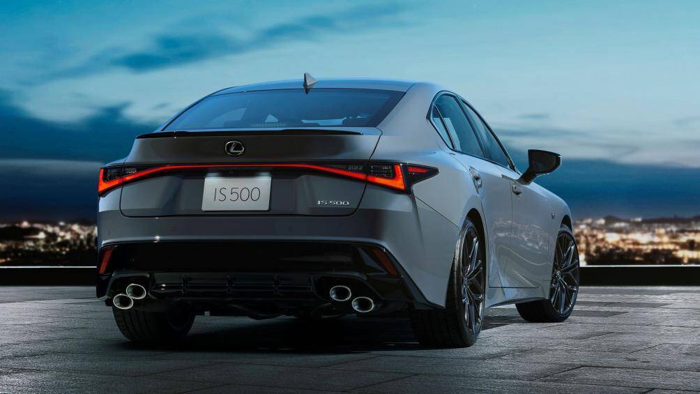 Phiên bản F Sport Performance First Edition được sản xuất giới hạn 500 chiếc tại Nhật Bản