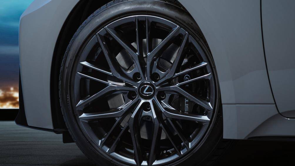 Phiên bản này được trang bị khối động cơ V8, hút khí tự nhiên, dung tích 5.0 lít cùng khả năng sản sinh công suất 475 mã lực và mô-men xoắn 535 Nm