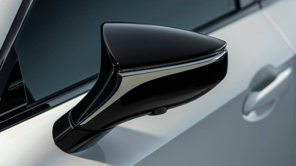 Bên cạnh đó, thương hiệu Lexus đã trang bị cho chiếc sedan thể thao hệ thống treo biến thiên thích ứng (AVS)