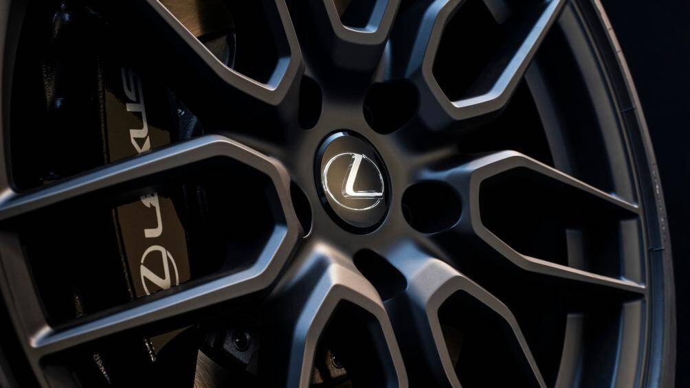 Bản này được trang bị bộ mâm xe BBS bằng nhôm có kích thước 19 inch độc đáo được hoàn thiện bằng màu đen mờ, nắp gương chiếu hậu màu đen