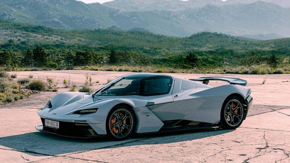 Sự khác biệt rõ rệt nhất là cánh gió sau có kích thước nhỏ hơn, thay thế cho cánh đuôi cổ thiên nga to bản của các biến thể GTX/GT2 trước đây