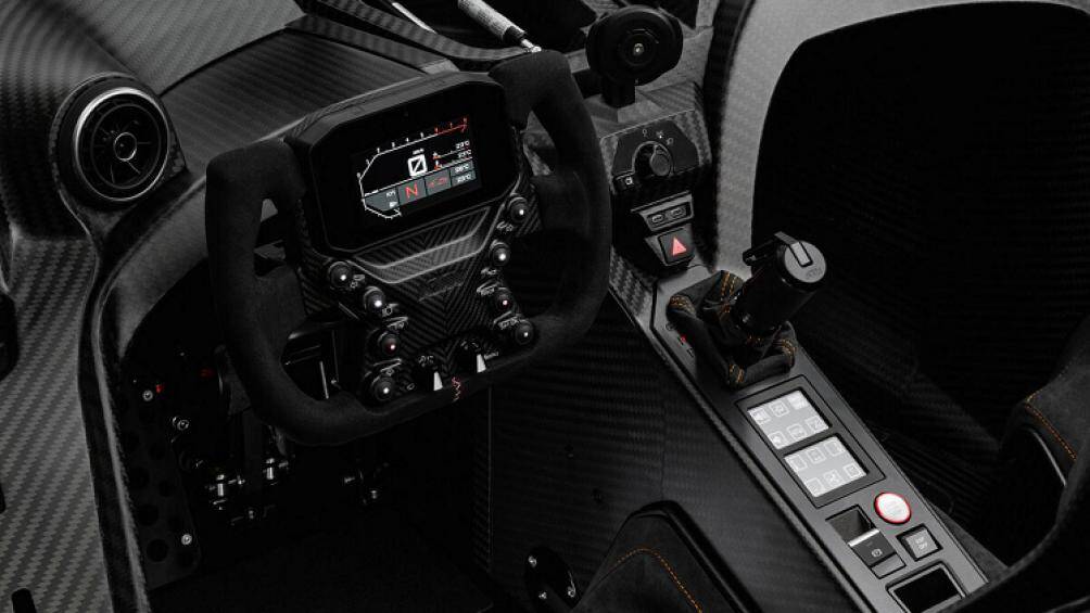 X-Bow GT-XR vẫn có nhiều tiện nghi như hệ thống giải trí kết nối Bluetooth, camera lùi, hệ thống điều hòa, camera quan sát đằng sau...