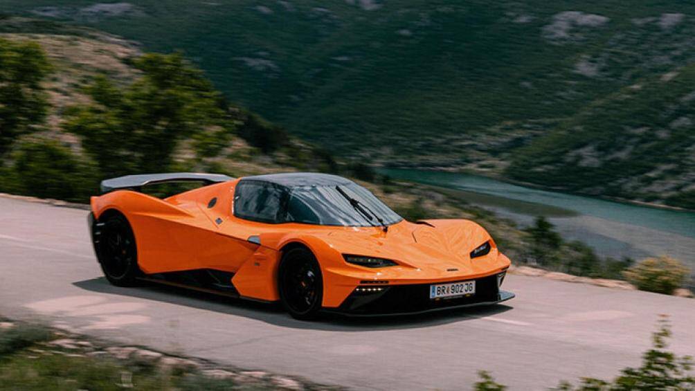 Bộ khuếch tán gió trước vẫn tạo hình giống các bản xe đua nhưng nay có thêm một khoảng trống ở vị trí hốc hút gió, dùng để đặt biển số