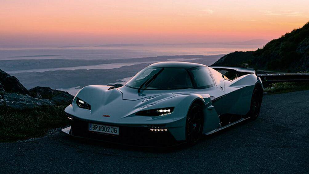 Cung cấp sức mạnh cho chiếc xe là động cơ 5 xy-lanh tăng áp TFSI dung tích 2.5L, cho công suất 493 mã lực và mô-men xoắn cực đại 581 Nm