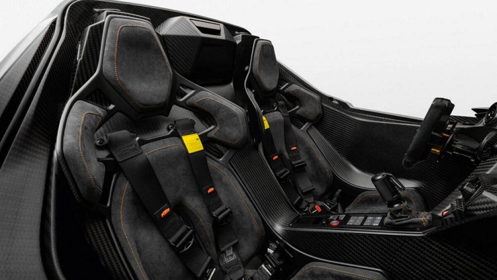 Bên trong khoang lái là 2 chỗ ngồi, cụm vô-lăng tích hợp màn hình xe đua làm hoàn toàn từ sợi carbon
