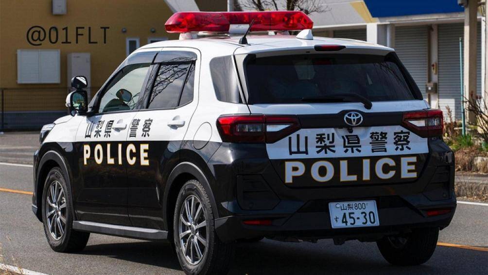 Ở hai bên biển số trước có thêm 2 đèn phụ trong khi nóc xe gắn đèn chớp