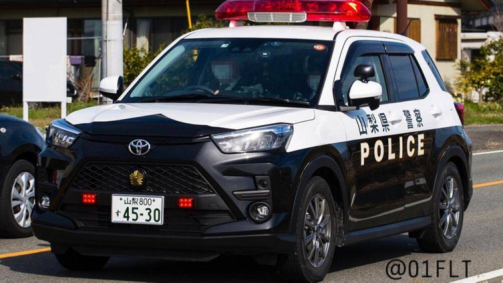 Xe còn có thêm logo hình hoa anh đào màu vàng ánh kim của lực lượng cảnh sát Nhật Bản trên lưới tản nhiệt