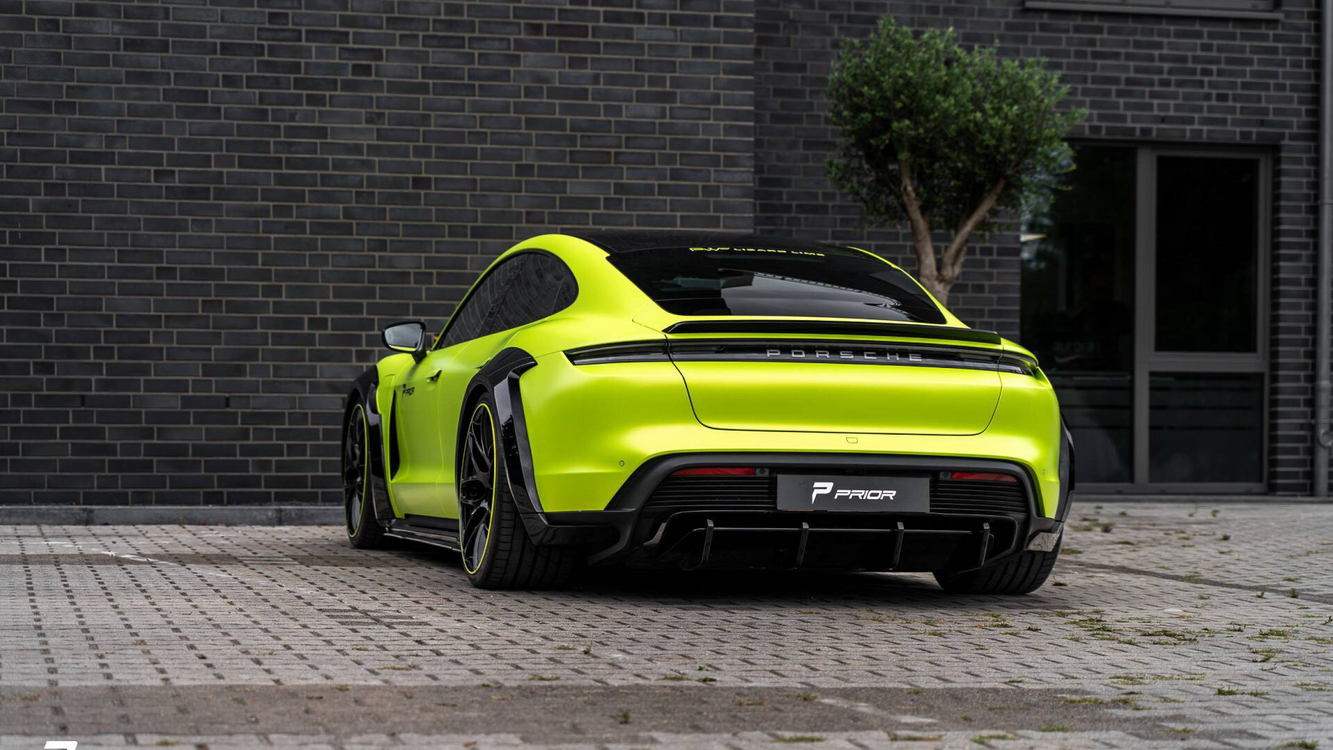 Bộ khuếch tán phía sau trông sắc sảo hơn trang bị nguyên bản trên Taycan Turbo và Turbo S