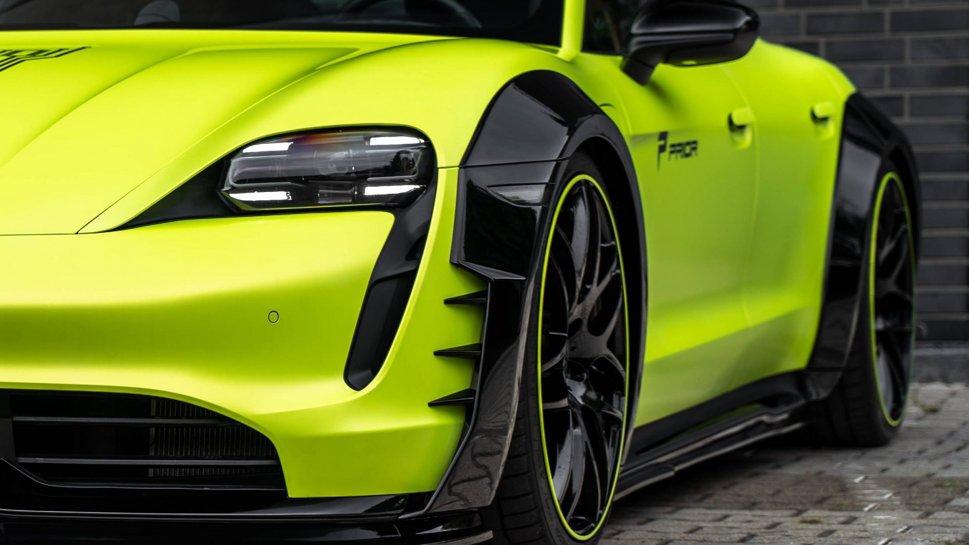 Cánh gió trước có giá 1.590 Euro, bộ khuếch tán phía sau có giá 1.590 Euro