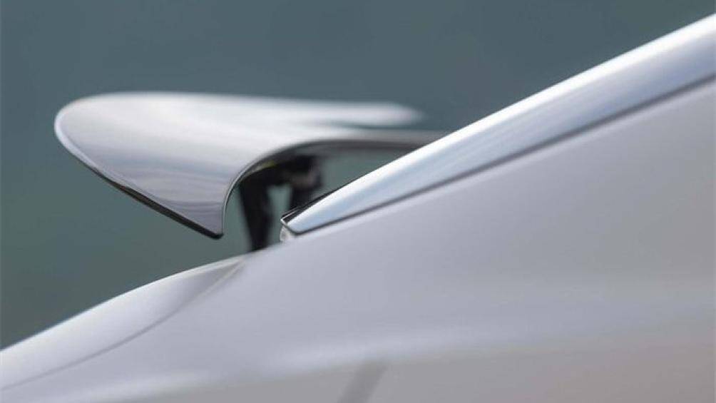 Cánh gió khí động học chủ động được bố trí ngay bên dưới kính chắn gió phía sau