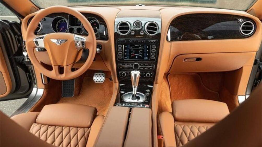 Nội thất chiếc xe sở hữu tông màu nâu da bò truyền thống. Những đường chỉ may họa tiết quả trám xuất hiện trên đệm và lưng ghế