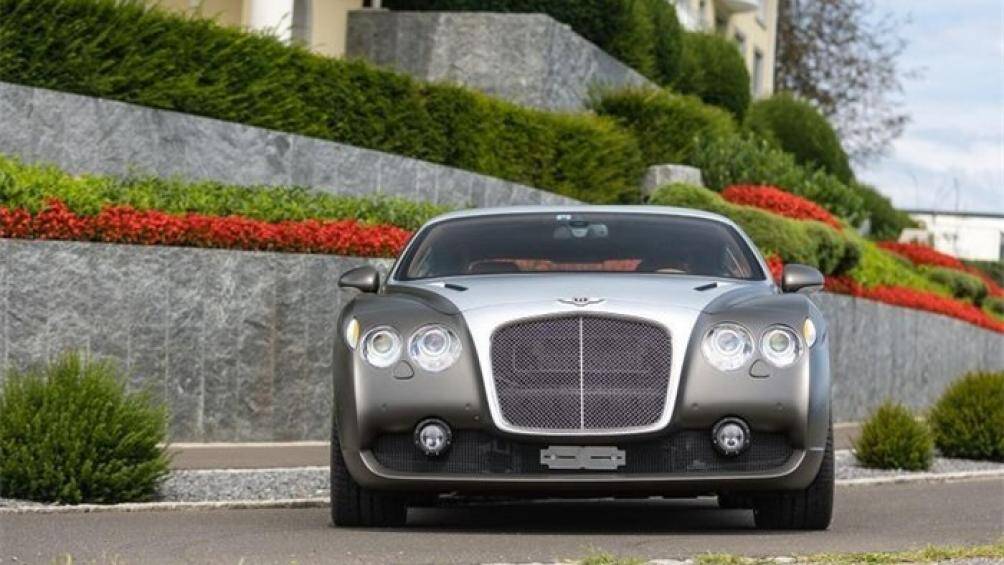 Xe sở hữu lưới tản nhiệt và hốc lấy gió to bản. Hãng độ bổ sung thêm cặp đèn sương mù tại cản trước