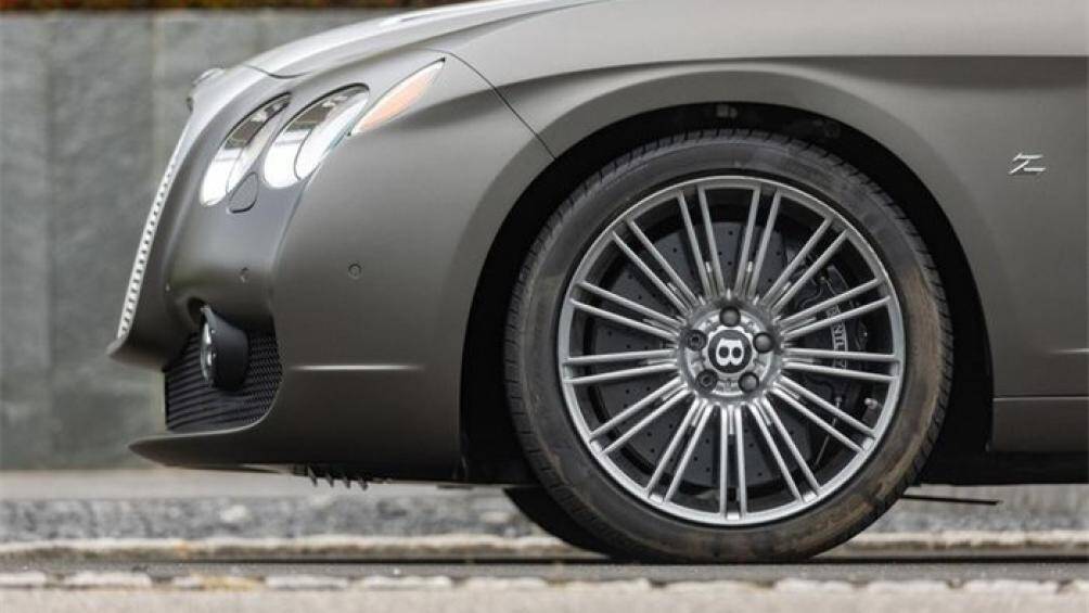 Bộ mâm đa chấu kích thước 20 inch là một đặc điểm nhận dạng của phiên bản Speed. Phanh đĩa được làm bằng chất liệu carbon-ceramic