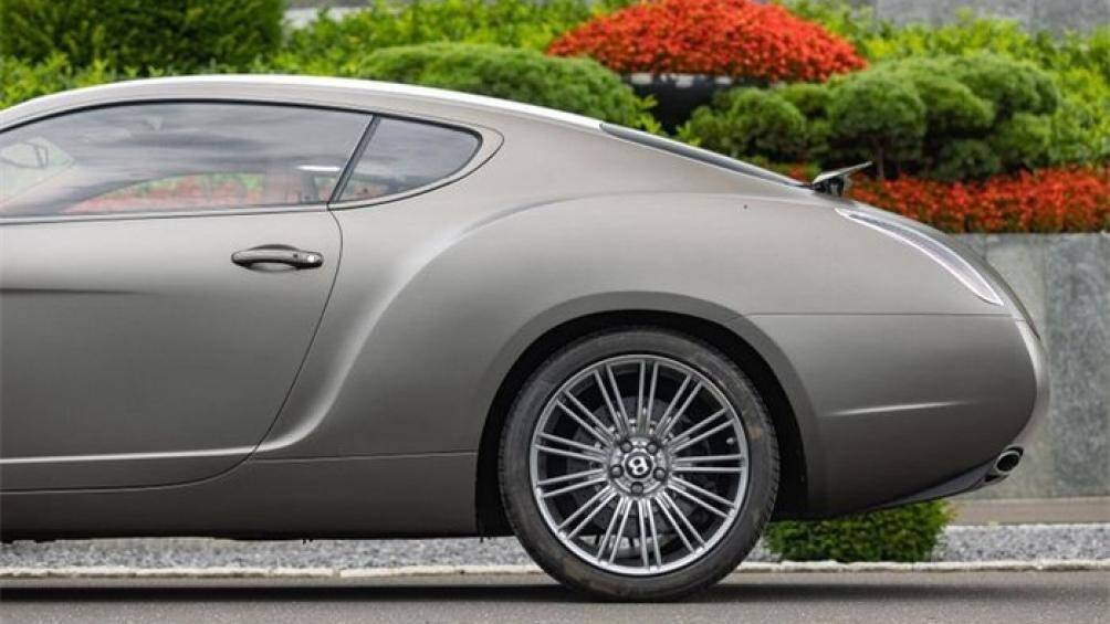 Continental GTZ sở hữu thiết kế thân rộng hơn so với chiếc GT nguyên bản. Các đường dập nổi giúp xe nổi bật hơn