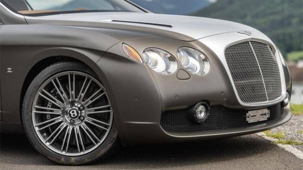 Nắp capo của xe được bổ sung 2 khe gió, được lấy cảm hứng từ bản hiệu năng cao Continental Supersports