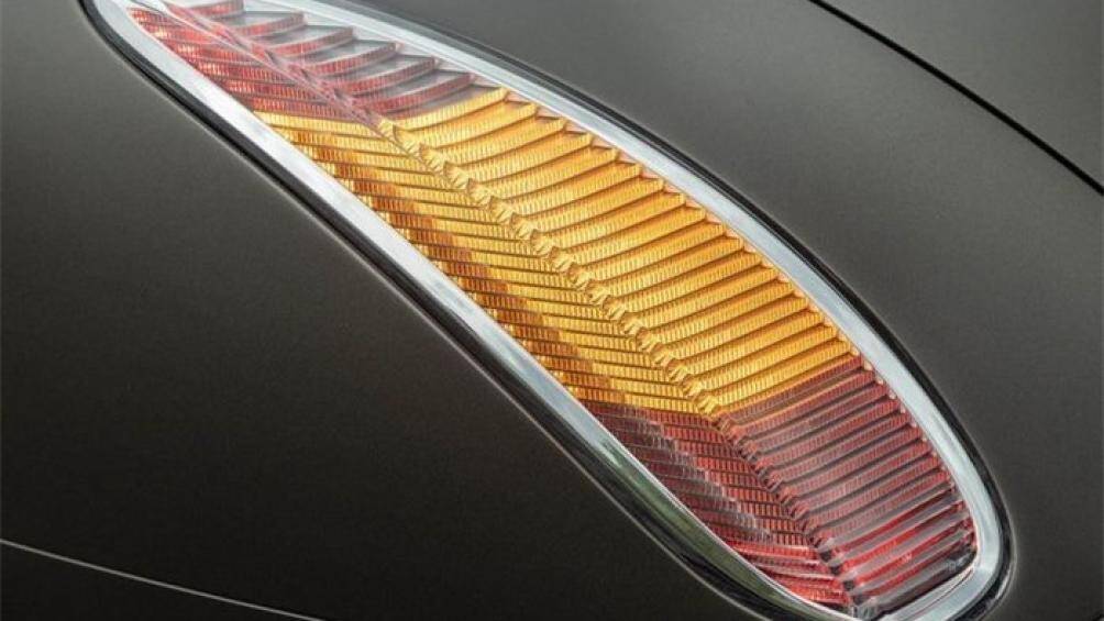 Hãng độ cũng thay đổi tỷ lệ giữa các chi tiết tại đuôi xe. Nổi bật nhất là hệ thống đèn hậu mỏng hơn so với thiết kế ban đầu