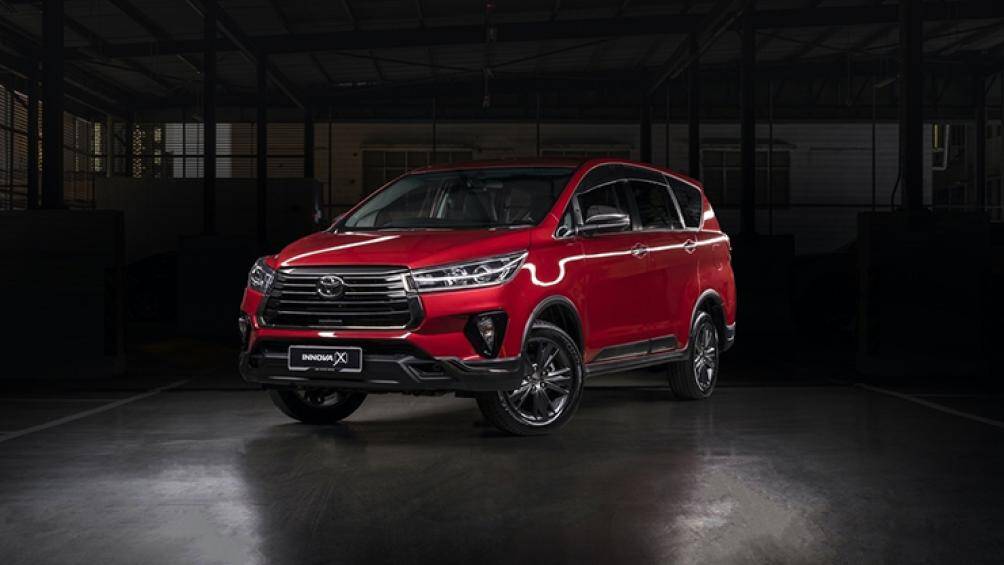 Ngoại thất Toyota Innova 2022 vẫn giữ nguyên thiết kế cơ bản, xe có đèn sương mù trước, lưới tản nhiệt mạ crom sơn xám, gương chiếu hậu chỉnh điện